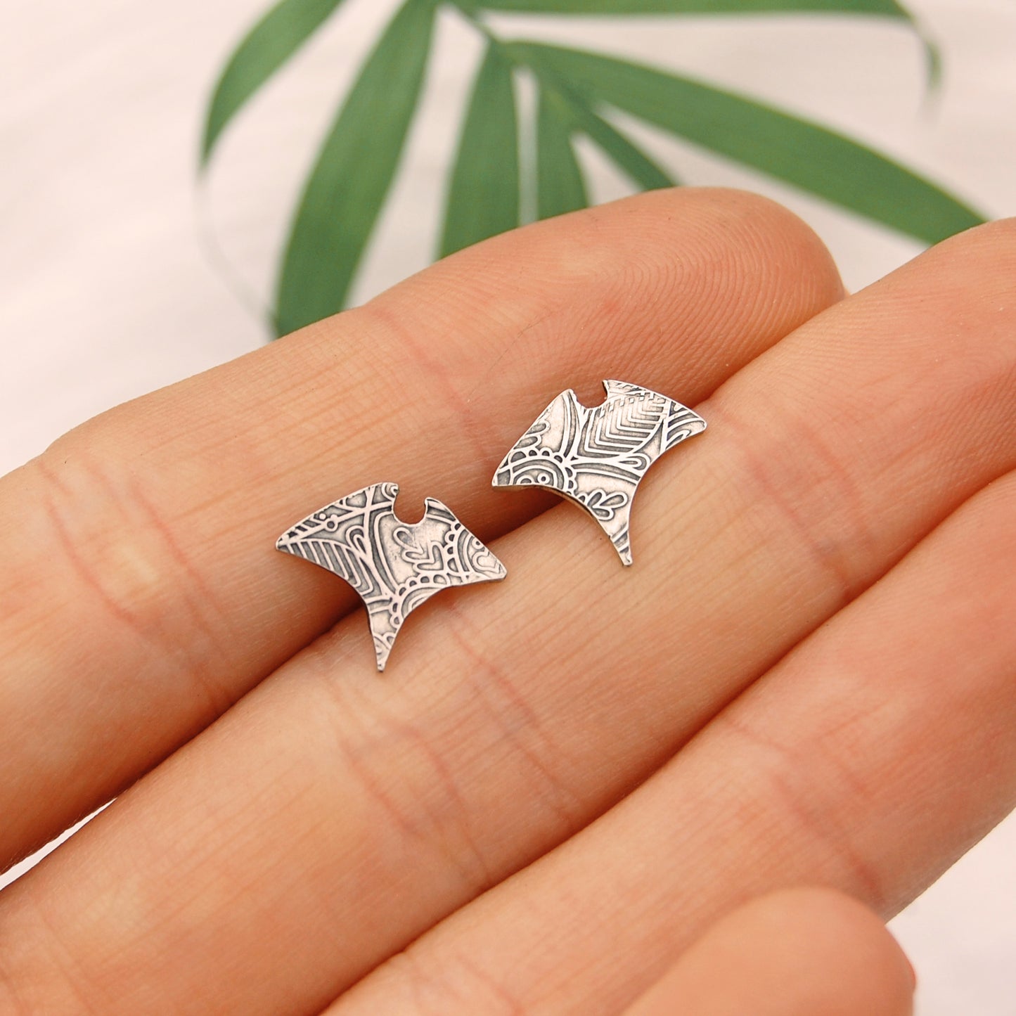 Meno Manta Studs
