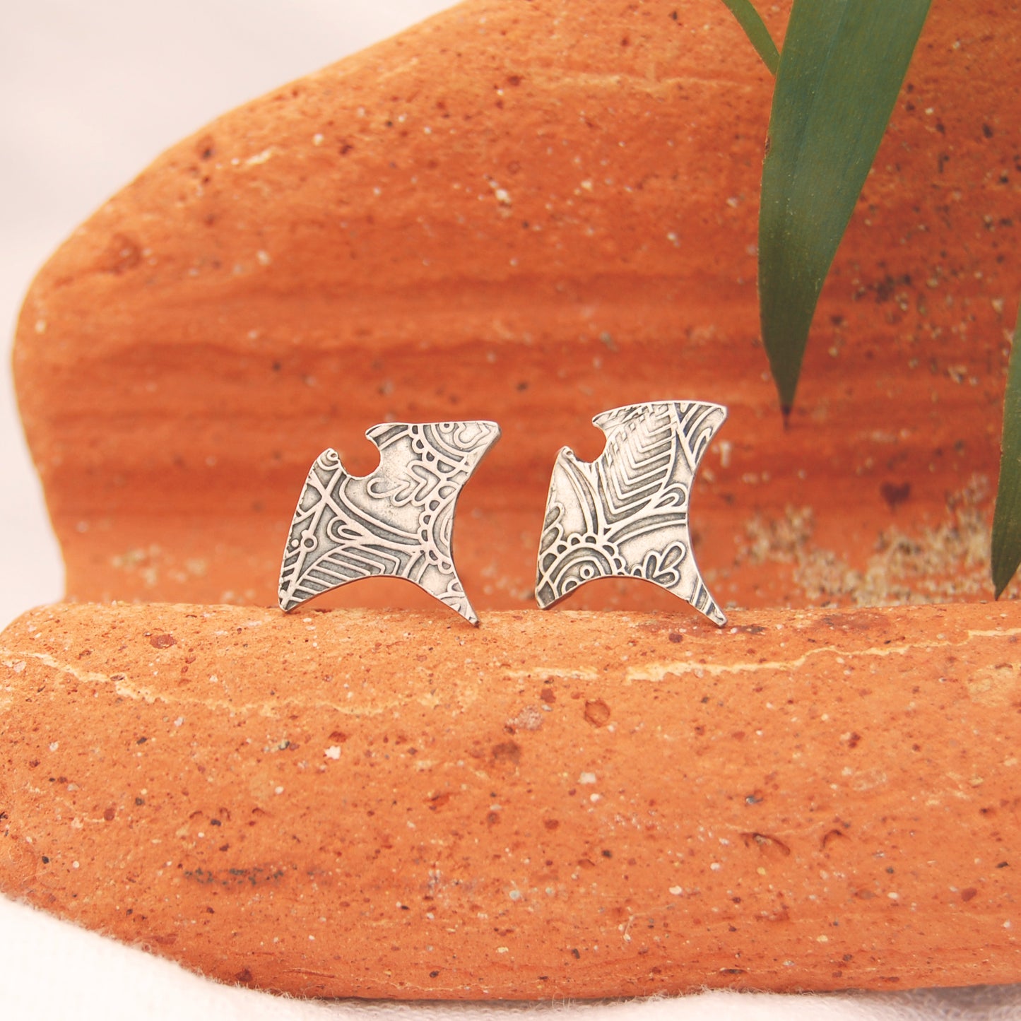 Meno Manta Studs