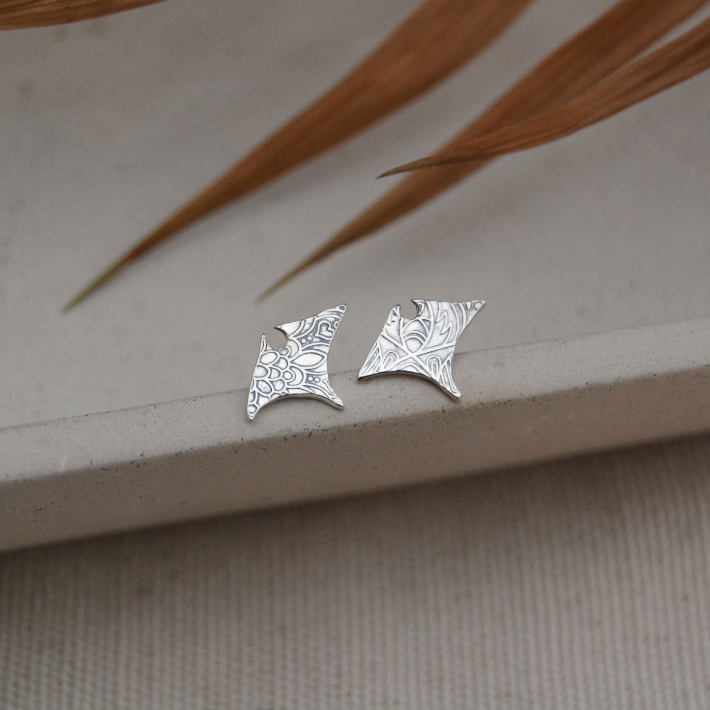 Meno Manta Studs