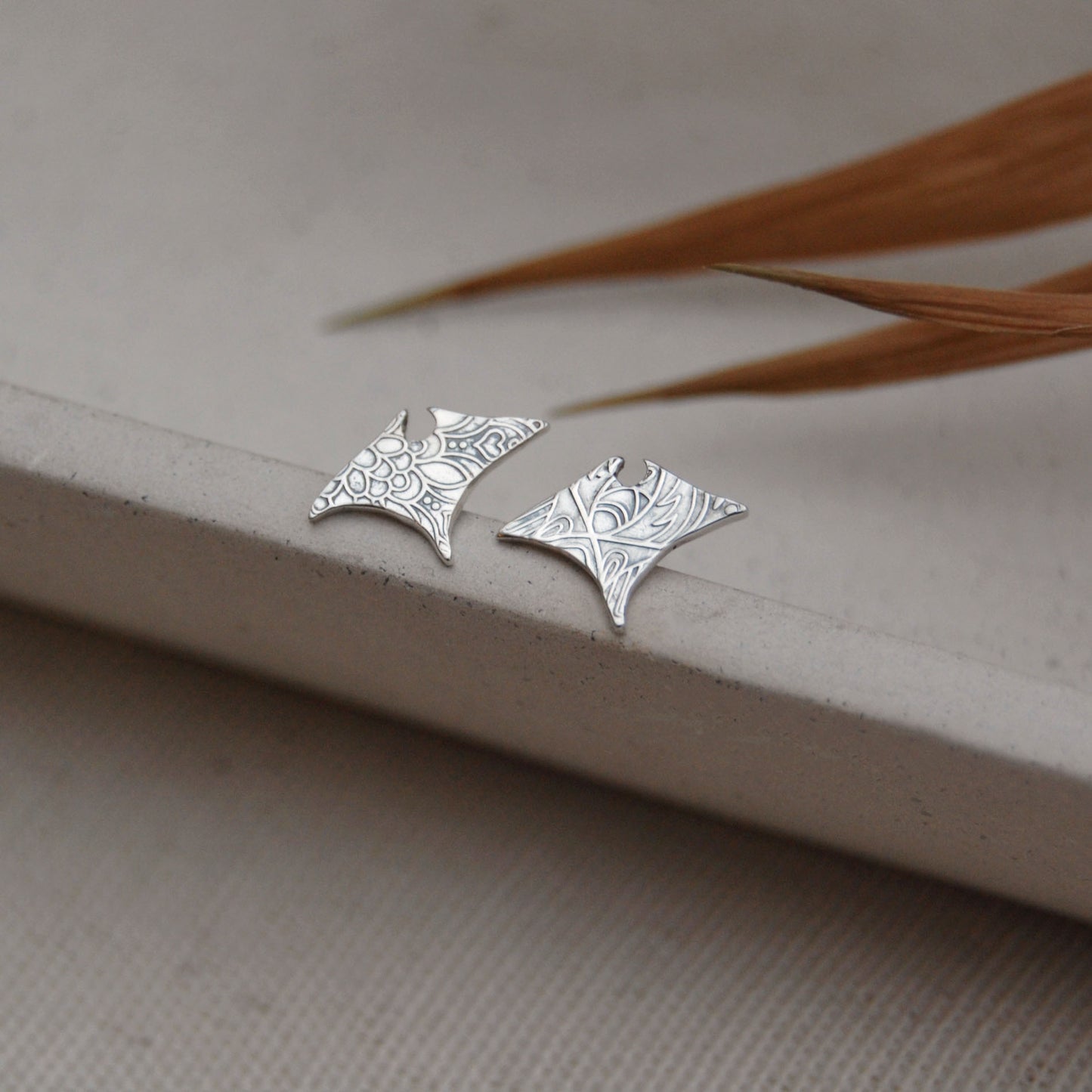 Meno Manta Studs